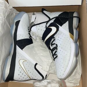 Lebron XIV BHM Brand New 
never worn
Size 9.5